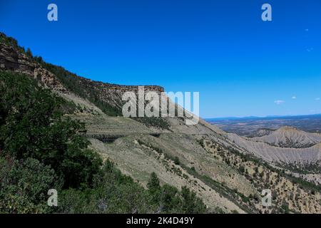 Una vista panoramica del Parco Nazionale di Mesa Verde sotto il cielo blu nella Contea di Montezuma, Colorado Foto Stock