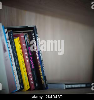 Fila di Stephen King libri tra cui quattro oltre la mezzanotte, la metà  scura, Stand, Turno di notte, miseria e quattro romanzi di Stephen King  Foto stock - Alamy