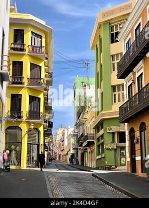 Uno scatto verticale di edifici colorati nel centro storico di San Juan Foto Stock