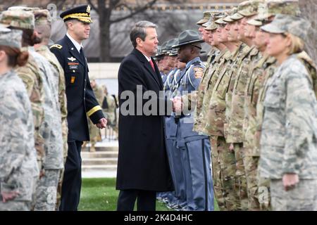 Il governatore della Georgia Brian Kemp ringrazia i membri della Georgia state Defense Force, della Georgia National Guard e della Georgia state Police il 14 gennaio 2019 a Liberty Plaza vicino al Georgia state Capitol nel centro di Atlanta. (USA) Foto Stock