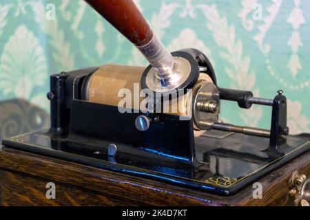 Vista ravvicinata di un fonografo in una sala storica Foto Stock