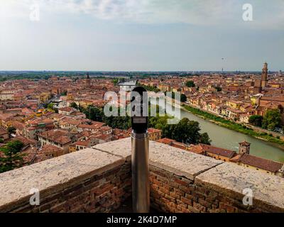 Il telespettatore in primo piano e la città di Verona sullo sfondo dall'alto Foto Stock