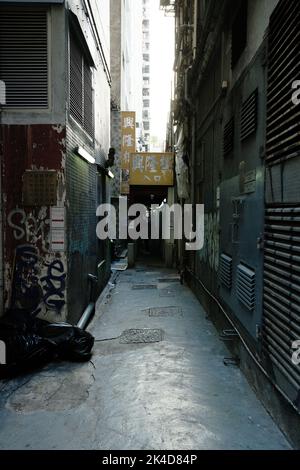 Uno scatto verticale del vicolo posteriore a Hong Kong. Foto Stock