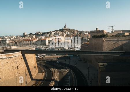 Paesaggio della città di Marsiglia. Con un ponte nel mezzo, spettacolare. Potete vedere la Basilica Notre-Dame de la Garde nella foto. Foto Stock