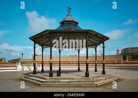 L'ovale Cliftonville Bandstand nella città balneare di Margate, Inghilterra, con il sole Foto Stock