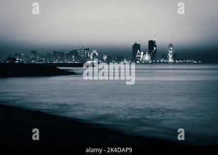 Spettacolare panorama in bianco e nero sul lungomare di Batumi. Vista artistica della costa del mare nero di Silky Water. Fotografia di architettura a lunga esposizione Foto Stock