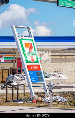 Fort Myers, FL, USA - 1 ottobre 2022: Uragano Ian Destruction Fort Myers FL. 7 Eleven distrutto da venti pesanti Foto Stock