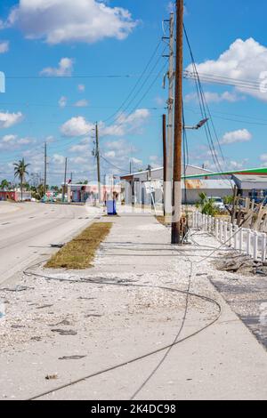 Linee elettriche che si posano a terra a Fort Myers dopo il passaggio dell'occhio dell'uragano Ian Foto Stock