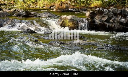 Acqua bianca e turbolenta che scorre sulle rocce in una giornata autunnale allo Skutz Falls Provincial Park Foto Stock