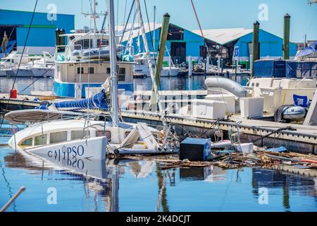 Fort Myers, FL, USA - 1 ottobre 2022: Barche affondate a Fort Myers FL dopo l'uragano Ian Foto Stock