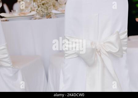 Coprisedone con nastro bianco legato con un arco in occasione di un matrimonio Foto Stock