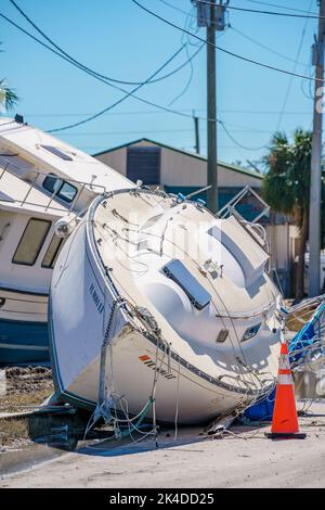 Fort Myers, FL, USA - 1 ottobre 2022: Barca a vela spostata dall'uragano Ian Fort Myers Foto Stock