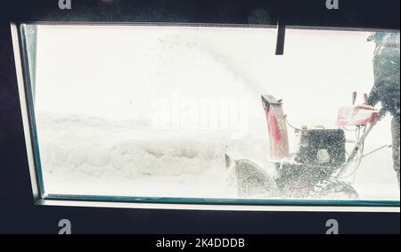 Spazzaneve macchina spazzaneve neve pulita dopo nevicate pesanti fuori casa in inverno Foto Stock