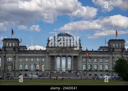 Berlino, Germania 28 giugno 2022, Piazza della Repubblica con l'edificio del Reichstag a Berlino Foto Stock