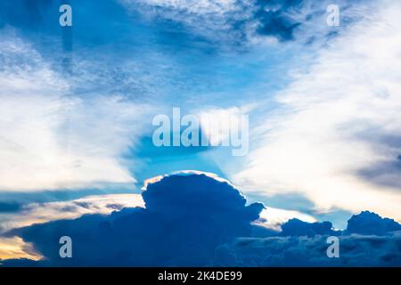 Arcobaleno! La nuvola di pileo iridescente appare sullo sfondo naturale del cielo del tramonto. Foto Stock