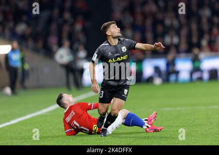 SYDNEY, AUSTRALIA - 1 OTTOBRE: Jordan Roberts di Sydney United compete per la palla in arrivo con Ivan Vujica del Macarthur FC durante la finale di Coppa Australia tra il Sydney United 58 FC e il Macarthur FC al CommBank Stadium il 1 ottobre 2022 a Sydney, Australia Credit: IOIO IMAGES/Alamy Live News Foto Stock