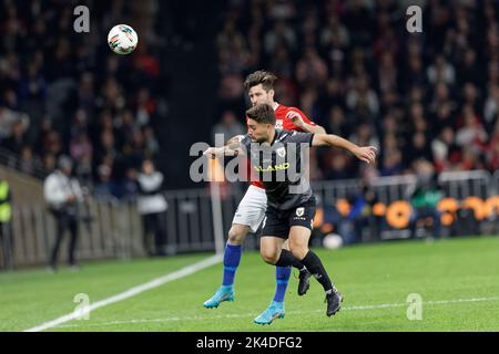 SYDNEY, AUSTRALIA - 1 OTTOBRE: Christopher Payne di Sydney United compete per la palla con Ivan Vujica del Macarthur FC durante la finale di Coppa Australia tra il Sydney United 58 FC e il Macarthur FC al CommBank Stadium il 1 ottobre 2022 a Sydney, Australia Credit: IOIO IMAGES/Alamy Live News Foto Stock