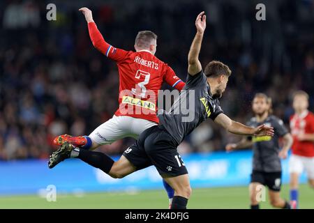 SYDNEY, AUSTRALIA - 1 OTTOBRE: Jordan Roberts of Sydney United compete per la palla con Ivan Vujica del Macarthur FC durante la finale di Coppa Australia tra il Sydney United 58 FC e il Macarthur FC al CommBank Stadium il 1 ottobre 2022 a Sydney, Australia Credit: IOIO IMAGES/Alamy Live News Foto Stock