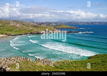 Marea entrante e ondate ondulate sulla spiaggia di sabbia bianca di Polin Bay, una bella zona isolata a nord-ovest di Sutherland, Highlands scozzesi Foto Stock