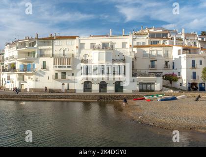 Cadaqués, Spagna - 25 febbraio 2022: Vista sugli edifici catalani modernisti. Foto scattata in inverno, con alcune persone irriconoscibili che camminano lungo la se Foto Stock