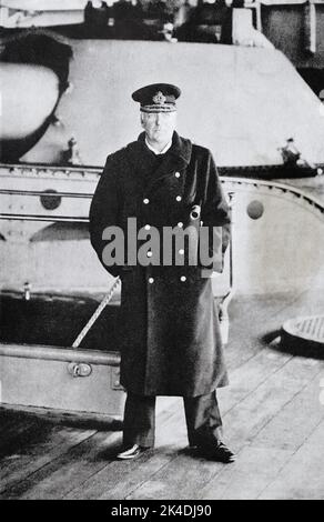 Una pocaratteristica dell'Ammiraglio Lord Charles Beresford, GCVO, KCB, c.1907–1909 mentre Comandante-in-Capo della flotta del canale, in piedi sul ponte di fronte ad una grande torretta di cannoni navali con un telescopio sotto il braccio. Foto Stock