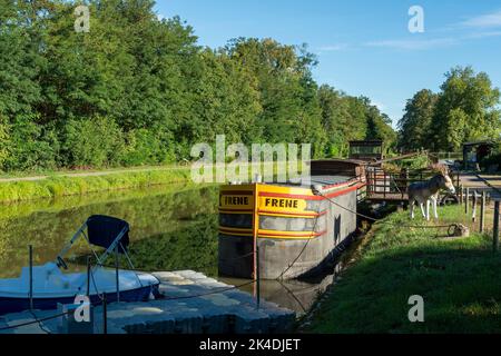 Audes-Reugny villaggio. Ex chiatta del museo Canal de Berry. Dipartimento Allier. Auvergne Rodano Alpi. Francia Foto Stock