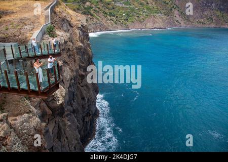 I turisti guardano la vista dallo Skywalk dal fondo di vetro, Cabo Girao, Funchal, Madeira, Portogallo Europa Foto Stock