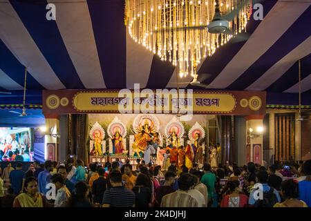 2 ottobre 2022, Bangladesh: I devoti indù del Bangladesh si riuniscono al tempio di Dhakeshwari durante il festival Durga Puja di Dhaka. (Credit Image: © Md. Noor Hossain/Pacific Press via ZUMA Press Wire) Foto Stock