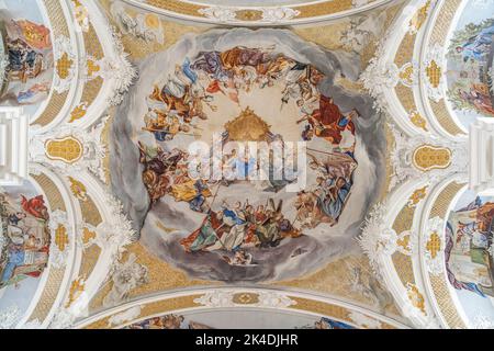 Malerei am Gewölbe der Studienkirche Mariä Himmelfahrt a Dillingen an der Donau, Bayern, Deutschland | soffitto dipinto della Chiesa dei Gesuiti U. Foto Stock