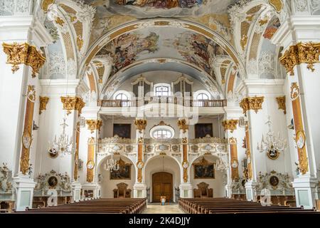 Innenraum und Orgel der Studienkirche Mariä Himmelfahrt in Dillingen an der Donau, Bayern, Deutschland | interno ed organo della Chiesa dei Gesu Foto Stock