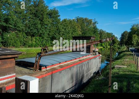 Audes-Reugny villaggio. Ex chiatta del museo Canal de Berry. Dipartimento Allier. Auvergne Rodano Alpi. Francia Foto Stock