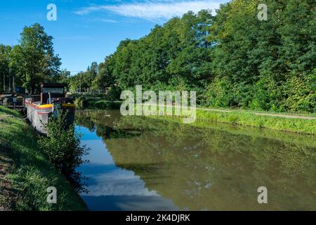 Audes-Reugny villaggio. Ex chiatta del museo Canal de Berry. Dipartimento Allier. Auvergne Rodano Alpi. Francia Foto Stock