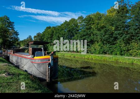 Audes-Reugny villaggio. Ex chiatta del museo Canal de Berry. Dipartimento Allier. Auvergne Rodano Alpi. Francia Foto Stock