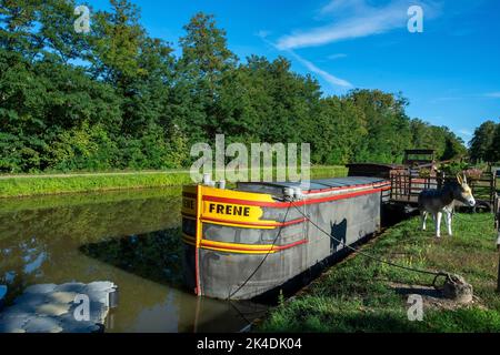 Audes-Reugny villaggio. Ex chiatta del museo Canal de Berry. Dipartimento Allier. Auvergne Rodano Alpi. Francia Foto Stock