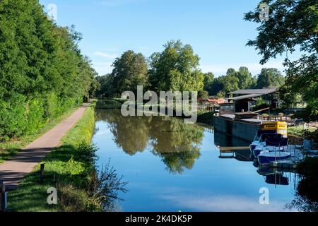 Audes-Reugny villaggio. Ex chiatta del museo Canal de Berry. Dipartimento Allier. Auvergne Rodano Alpi. Francia Foto Stock