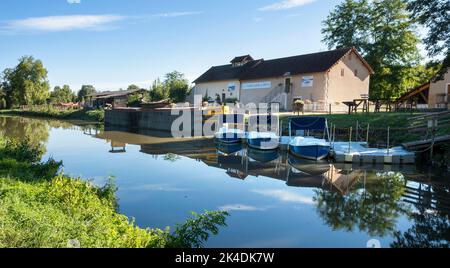 Audes-Reugny villaggio. Ex chiatta del museo Canal de Berry. Dipartimento Allier. Auvergne Rodano Alpi. Francia Foto Stock