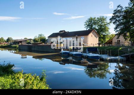 Audes-Reugny villaggio. Ex chiatta del museo Canal de Berry. Dipartimento Allier. Auvergne Rodano Alpi. Francia Foto Stock