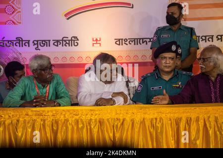 2 ottobre 2022, Bangladesh: I devoti indù del Bangladesh si riuniscono al tempio di Dhakeshwari durante il festival Durga Puja di Dhaka. (Credit Image: © Md. Noor Hossain/Pacific Press via ZUMA Press Wire) Foto Stock