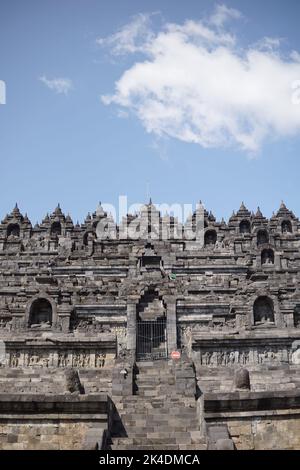 La grande architettura e arte al Tempio di Borobudur, Indonesia. Questo tempio è il più grande tempio buddista del mondo ed è stato inaugurato dall'UNESCO Foto Stock