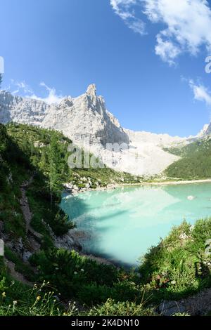 Splendida vista sul lago di Sorapis, con le sue acque turchesi circondate da una foresta e da splendide montagne rocciose, Dolomiti, Italia. Foto Stock