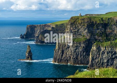 Vista panoramica sulle scogliere rocciose di Moher sulla costa occidentale dell'Irlanda Foto Stock