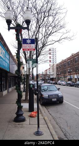 CHICAGO, ILLINOIS, STATI UNITI - 15 DICEMBRE 2015: Decorazioni natalizie su un lampione in un sobborgo di Chicago con molti Hermits tedeschi Foto Stock