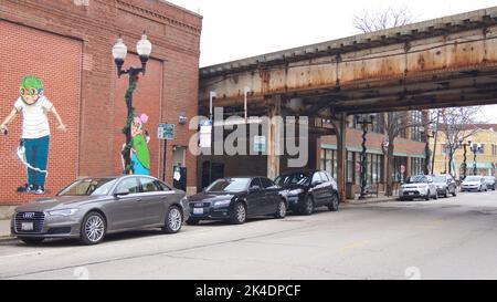 CHICAGO, ILLINOIS, STATI UNITI - 15 DICEMBRE 2015: Decorazioni natalizie su un lampione in un sobborgo di Chicago con molti Hermits tedeschi Foto Stock