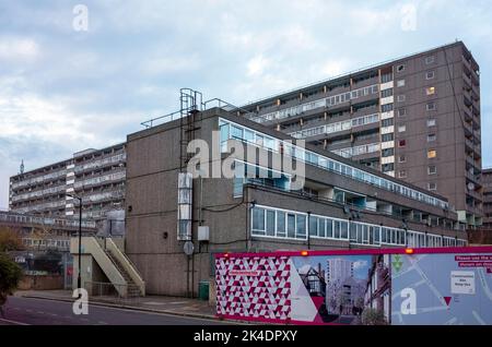 Taplow House sulla tenuta di Aylesbury, una tenuta di abitazioni di South London a Southwark, attualmente in fase di ristrutturazione. Foto Stock