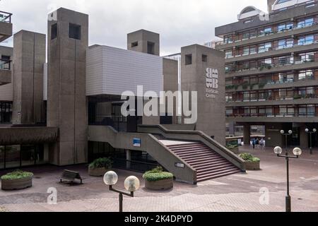 Davanti al Barbican Centre, un centro per le arti dello spettacolo nella tenuta Barbican della City di Londra. Brutalist Architecture, Londra, Inghilterra. Foto Stock