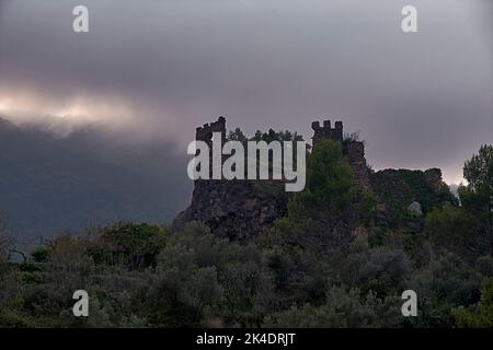 Jinquer, Castellon Spagna. Rovine di un castello abbandonato in cima alla montagna Foto Stock