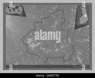 Kainuu, regione della Finlandia. Mappa in scala di grigi con laghi e fiumi. Località e nomi delle principali città della regione. Posizione ausiliaria ad angolo Foto Stock