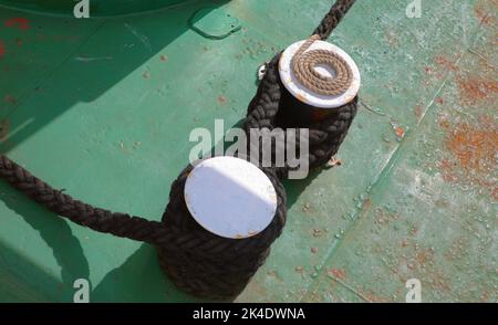 Corde perfettamente avvolte su un paletto sul ponte della nave a vapore SS 'Shieldhall' conservata nel molo di Southampton Foto Stock