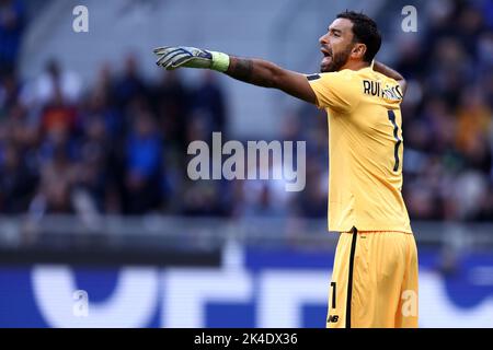 Milano, Italia. 01st Ott 2022. Rui Patricio di AS Roma gestes durante la Serie Una partita di calcio tra FC Internazionale e come Roma allo Stadio Giuseppe Meazza il 1 ottobre 2022 a Milano Italia . Credit: Marco Canoniero/Alamy Live News Foto Stock