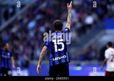 Milano, Italia. 01st Ott 2022. Francesco Acerbi del FC Internazionale gesti durante la Serie Una partita di calcio tra FC Internazionale e Roma allo Stadio Giuseppe Meazza il 1 ottobre 2022 a Milano Italia . Credit: Marco Canoniero/Alamy Live News Foto Stock